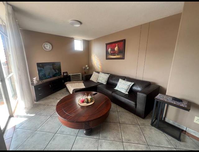 2 BEDROOM APARTMENT FOR SALE IN SILVERTON